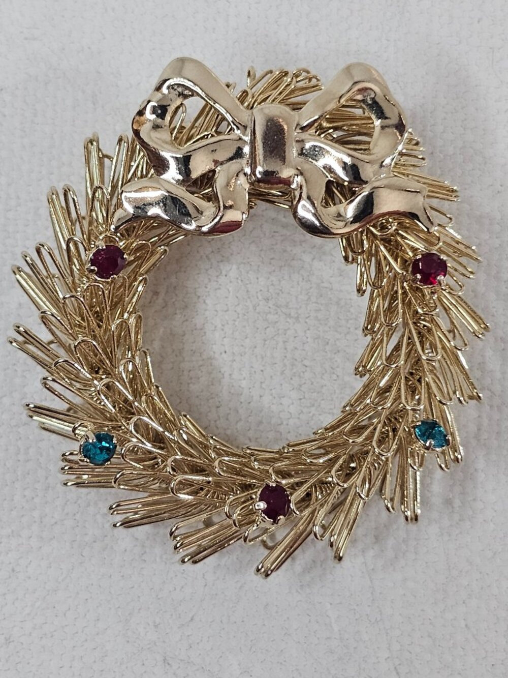 Vintage Gold Tone Christmas Wire Wreath Brooch Bow Red Green Rhinestone Jewelry